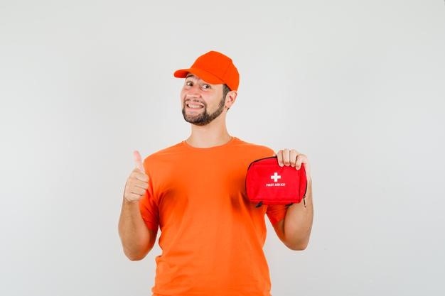 entregador-segurando-o-kit-de-primeiros-socorros-com-o-polegar-para-cima-em-camiseta-laranja-bone-e-olhando-alegre-vista-frontal_176474-91557