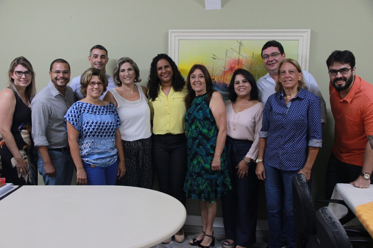 Jaqueline posa ao lado da equipe de trabalho da Esesp